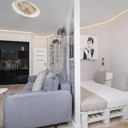The Marilyn Diamond Studio - Old Town
